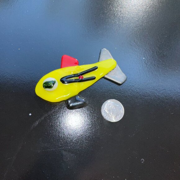 #5387 REFIGERATOR MAGNET FISH YELLOW MULTI COLOR W/FIN ELEGANT FUSED GLASS - Picture 2 of 11